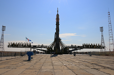 Soyuz rocket carrying the Soyuz MS-01 spacecraft (47S) positioned on the launch pad ©JAXA