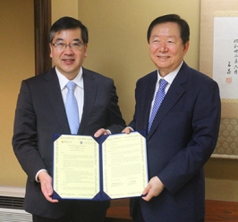 President Gonokami and President Sung with the signed memorandum
