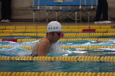 •	 A member of the swimming team giving it her all