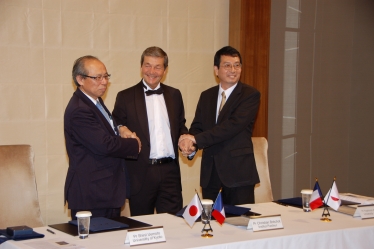 (From left) Professor Shinji Uemoto, Dean, Faculty of Medicine, Kyoto University / Professor Christian Bréchot, President, Institut Pasteur / Professor Yoshinori Murakami, Dean, the Institute of Medical Science, the University of Tokyo