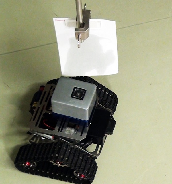 A locomotive robot equipped with an odor sensor employing a mosquito's olfactory receptor © 2016 Shoji Takeuchi research group.The robot moved toward the right when a filter paper immersed in octenol (an odor component of human sweat) was held over its odorant sensor.