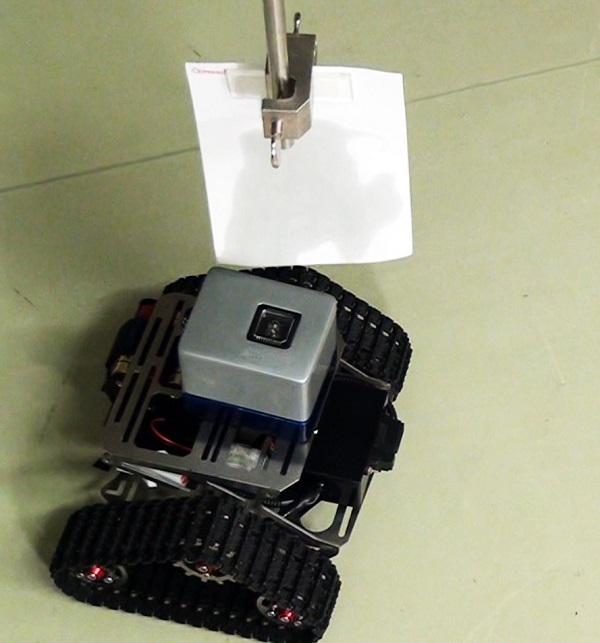 © 2016 Shoji Takeuchi research group.ロボット上部にヒトの汗の匂い成分を染みこませた紙をかざすとセンサが反応し、ロボットは右側に移動した。