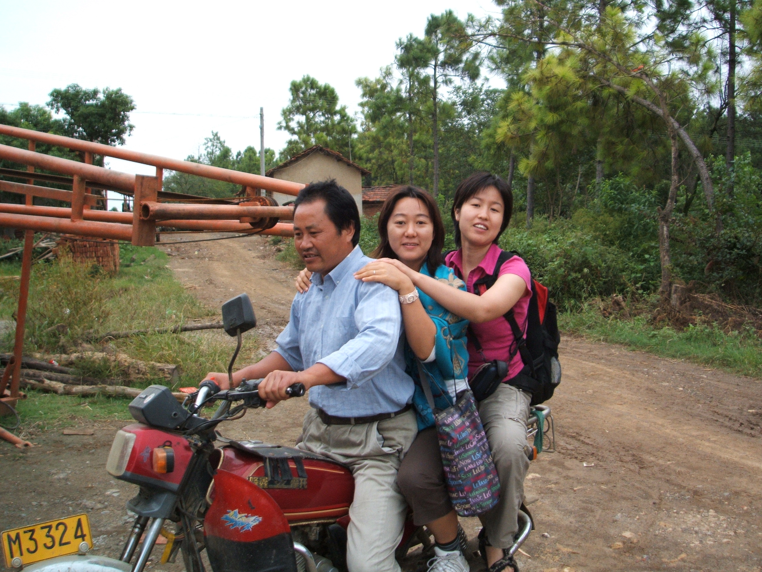 写真2:中国の農村部での調査のためにバイクにまたがる阿古准教授
中国の湖北省沙洋県の農村で、自動車が入れないような未舗装の道を通らなければいけなかった際には、オートバイタクシーを利用して、調査地域に向かいました。
阿古准教授 提供 写真2:中国の農村部での調査のためにバイクにまたがる阿古准教授中国の湖北省沙洋県の農村で、自動車が入れないような未舗装の道を通らなければいけなかった際には、オートバイタクシーを利用して、調査地域に向かいました。 阿古准教授 提供