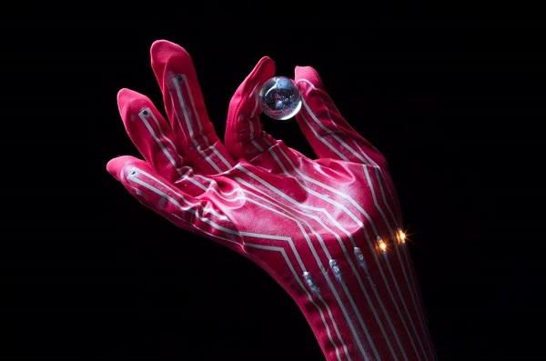 © 2017　東京大学染谷グループ手袋に実装された各指先の圧力センサーがLEDにつながっています。LEDの点灯強度は指先の圧力に応じて変わります。画像の調査だけでは知ることが困難な圧力の水準を確かめることが、この手袋により可能となります。