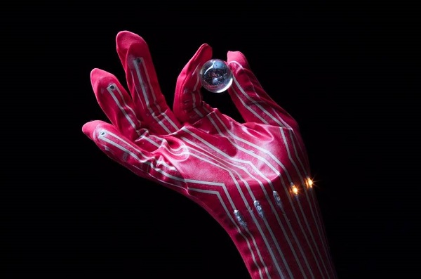 LED搭載圧力感知手袋 © 2017 東京大学染谷グループ手袋に実装された各指先の圧力センサーがLEDにつながっています。LEDの点灯強度は指先の圧力に応じて変わります。画像の調査だけでは知ることが困難な圧力の水準を確かめることが、この手袋により可能となります。
