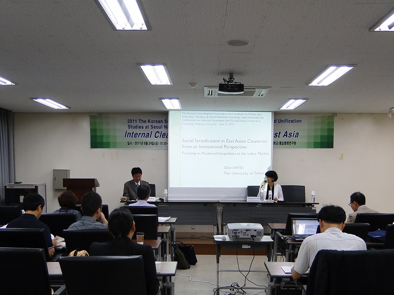 写真2：韓国の社会学会で、成果を発表する有田教授2011年6月24日に開かれた韓国社会学会（忠南（チュンナム）大学、韓国の中部地方にある国立大学）で、日本、韓国、台湾の国際比較調査の結果を報告した。有田教授　提供