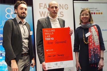 Falling Walls Lab Tokyo 2018の1位を勝ち取ったArno Germondさん（中央）。共催団体のドイツ科学・イノベーションフォーラム東京のプログラム・ディレクターKonstanze Langさん（右）とユーラクセス・ジャパンのMatthieu Py代表と。