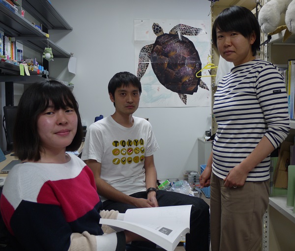 (Left to right) Graduate student Chihiro Kinoshita, postdoctoral fellow Yusuke Goto and Assistant Professor Kagari Aoki