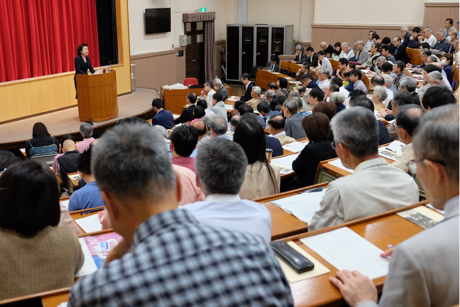 熱心に聞き入る参加者