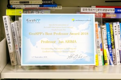 写真：（アイテム）公共政策大学院（GraSPP）のbest professor awardの表彰楯）