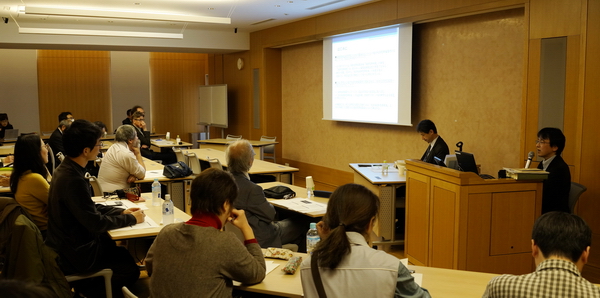(報告する箱石大氏(右端)。スクリーン右は司会・報告者の小野将氏)