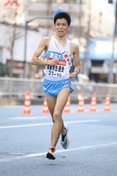 疾走する阿部選手