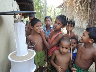 NTDsの一つである内臓型リーシュマニア症の高度浸淫地域バングラデシュの農村部で、媒介昆虫のサシチョウバエの捕獲調査に協力する子供たち