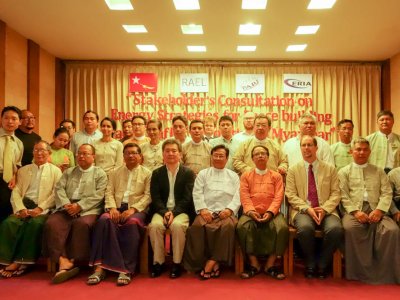 与党である国民民主連盟（NLD）との円卓会議