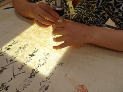 Observing the composition analysis of Japanese papers through transmitted light