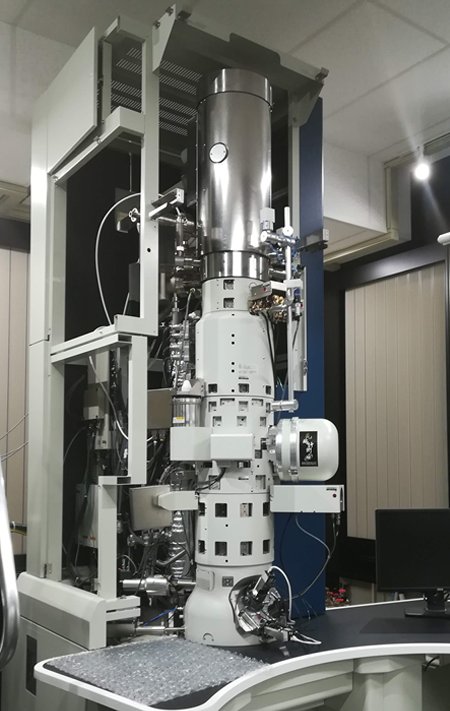 New magnetic-field-free electron microscope