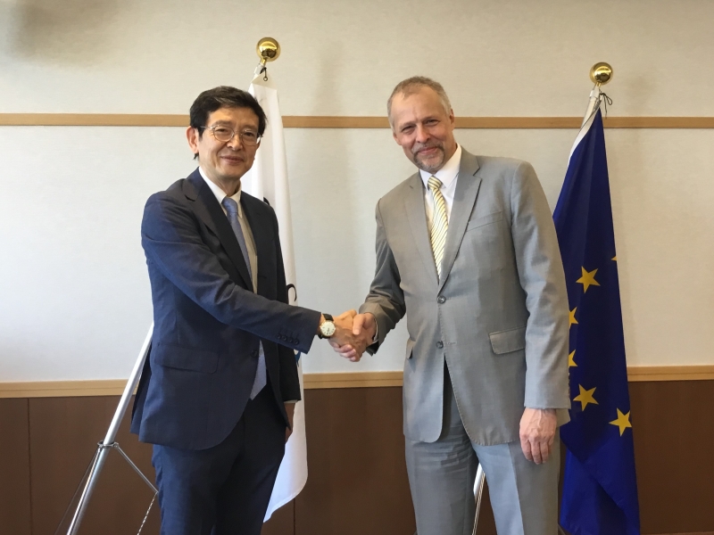 GraSPP Dean Professor Keisuke Iida (left) and Haitze Siemers, Chargé d’Affaires a.i. at the EU Delegation to Japan (right)