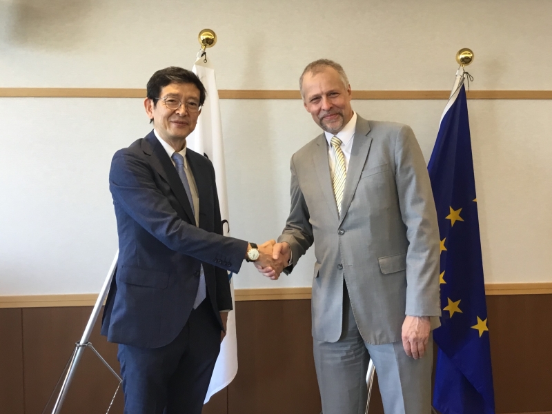 飯田敬輔公共政策大学院長(左)とハイツェ・ジーメルス駐日EU代表部臨時代理大使(右)