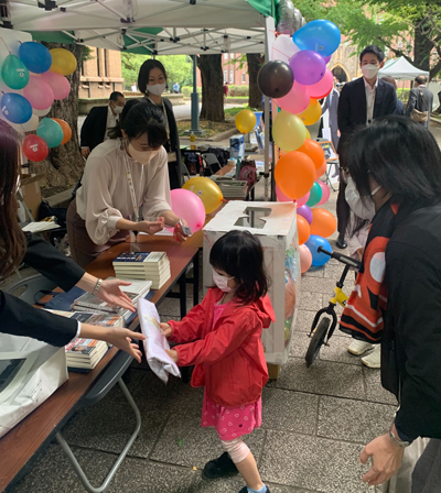 小さなお子さん連れのご家族も。