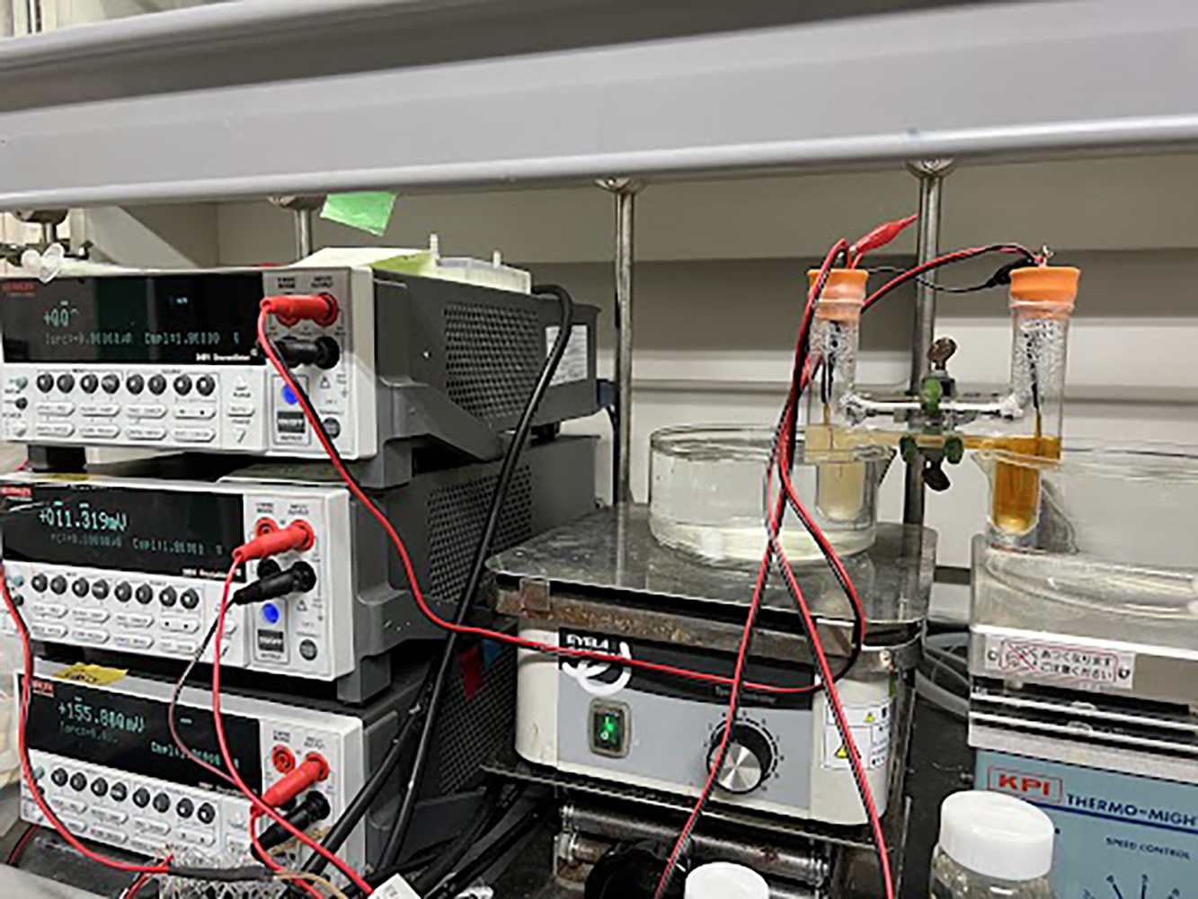 Photograph of the experimental thermocell setup in the lab.