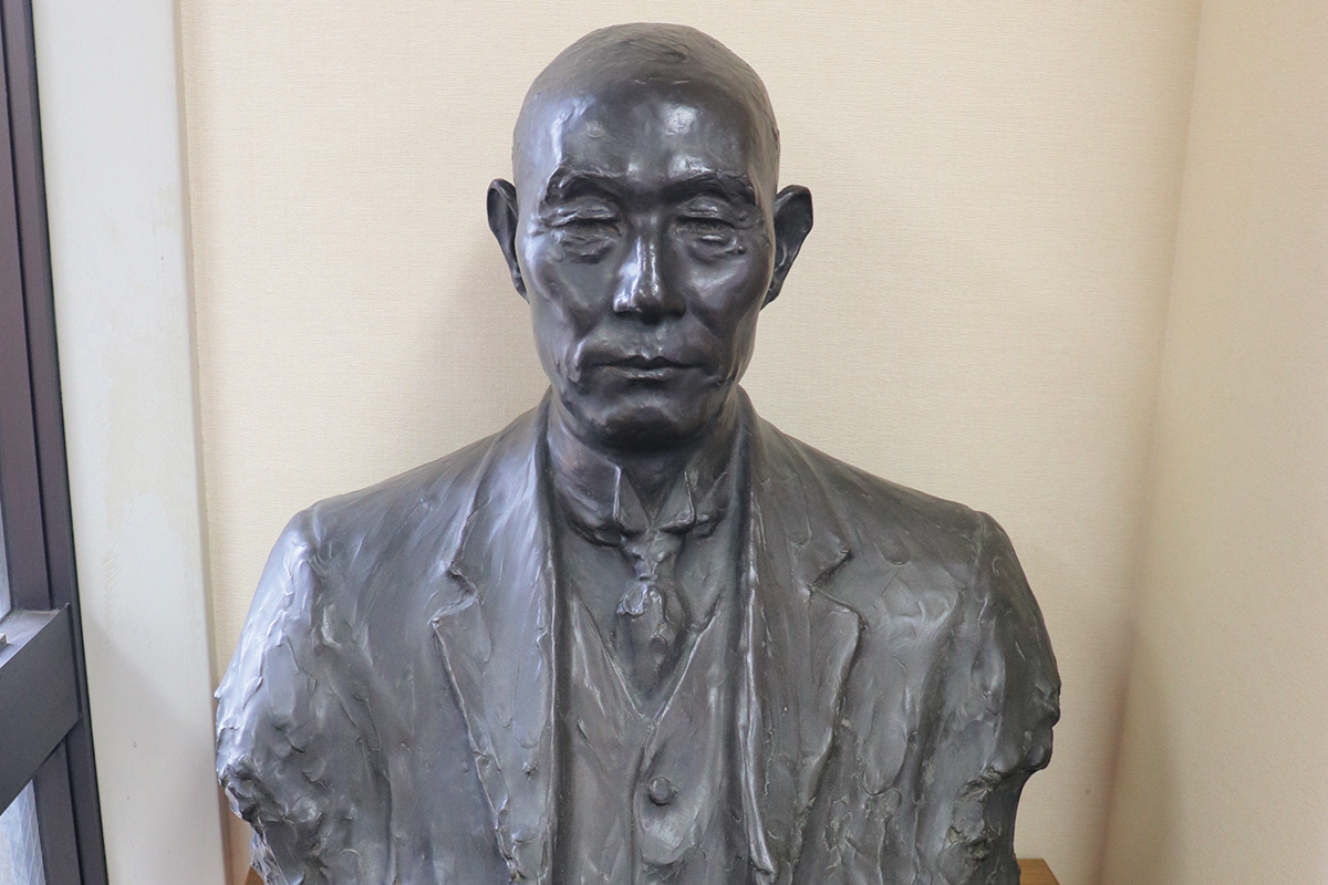 上野博士の胸像