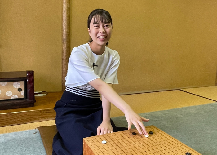 Ueno plays Go