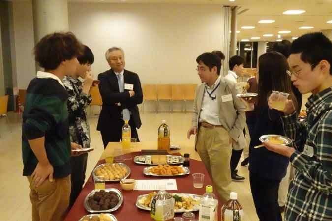 教養学部・院1年生の歓談交流の様子