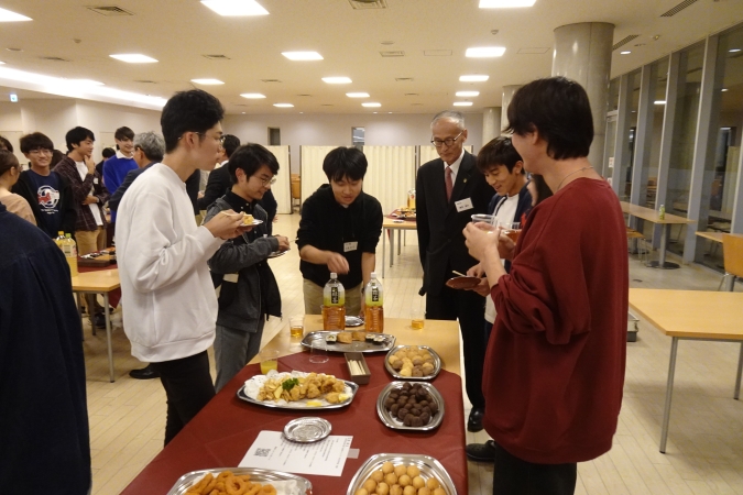 教養学部・院1年生の歓談交流の様子