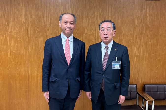 納富文学部長と辻直孝市長(右)