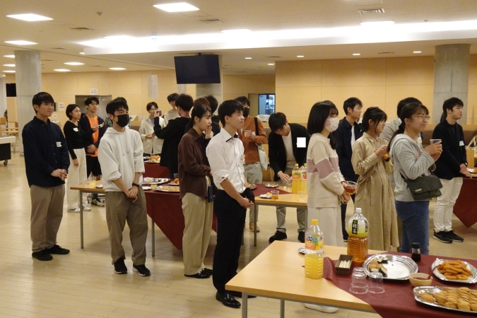 教養学部・院1年生の歓談交流の様子