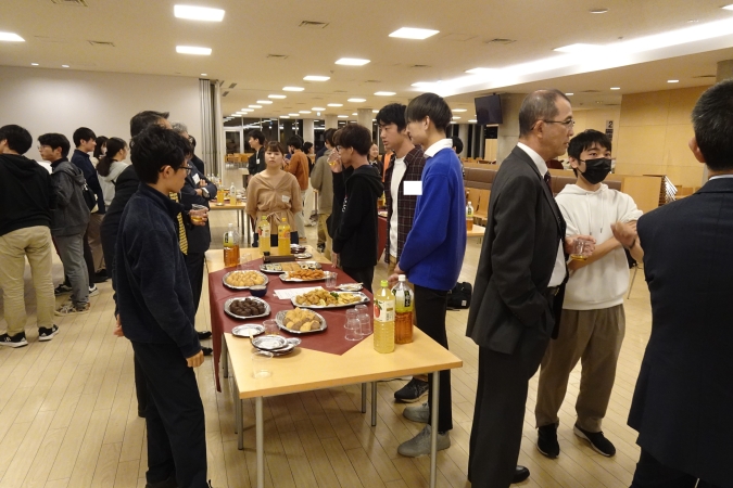 教養学部・院1年生の歓談交流の様子