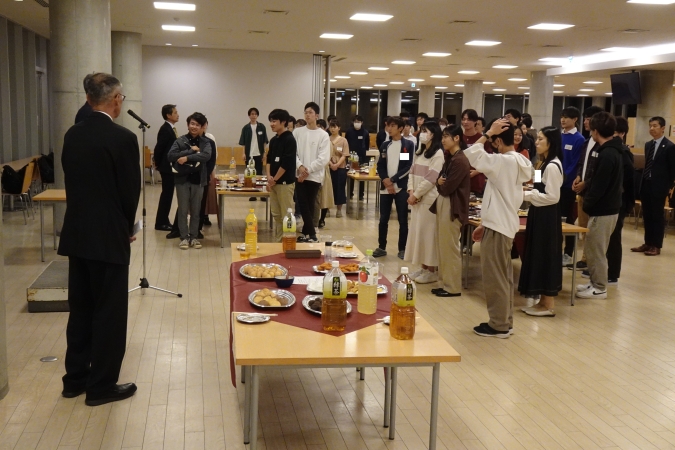 教養学部・院1年生の歓談交流の様子