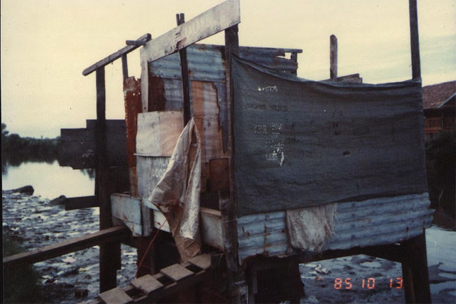 中西先生が1985年に撮影したスラムの川の上のトイレの写真