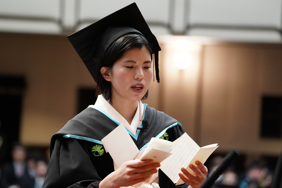 卒業生総代（第一部：文学部 德山　芳（とくやま ほう）さん