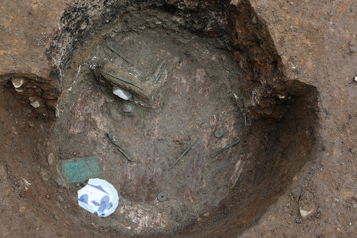 総合図書館前広場から発掘された便所遺構。