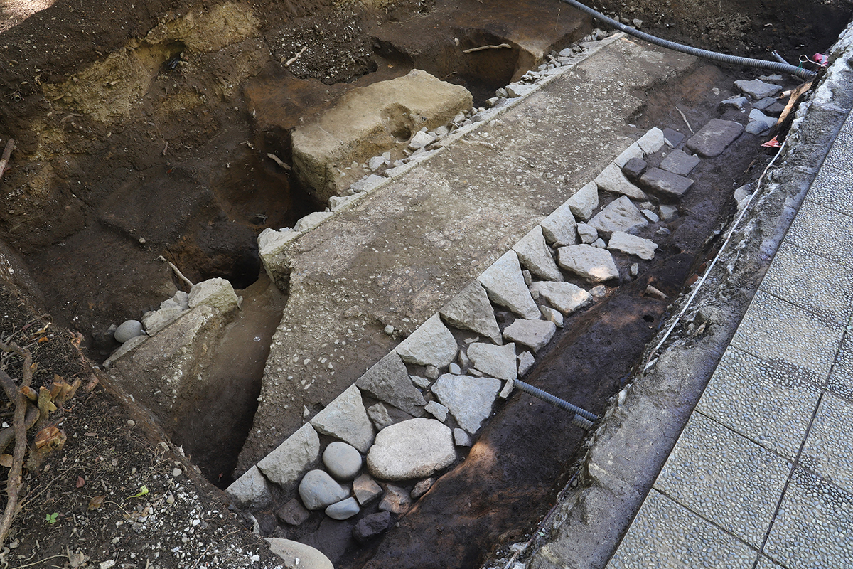 赤門脇トイレ建設に伴う発掘調査によって発見された溶姫御殿の加賀藩邸地境石組溝