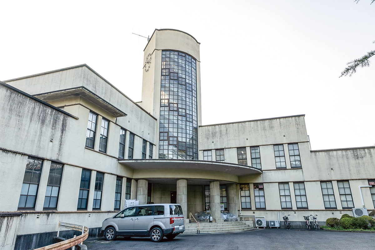 汚れが目立つ本館の外壁