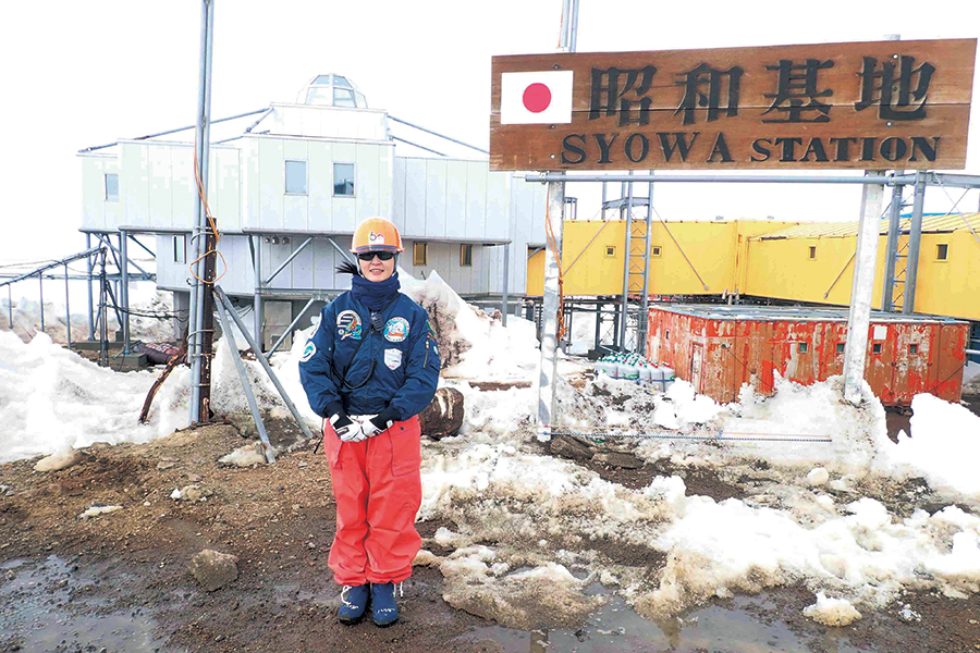 昭和基地の前に立つ原田先生