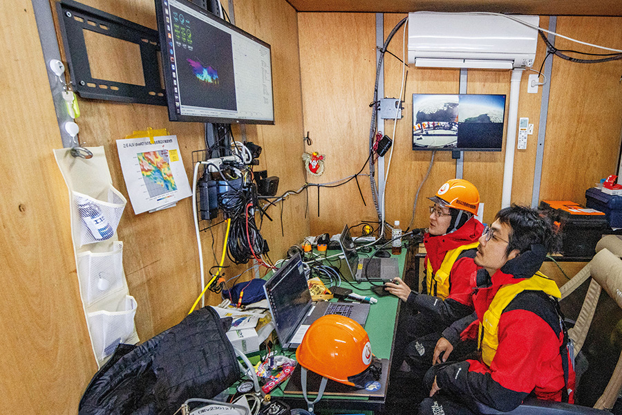 しらせ内に設けられた一室で潜航の様子を緊張しながら見守る山縣先生
