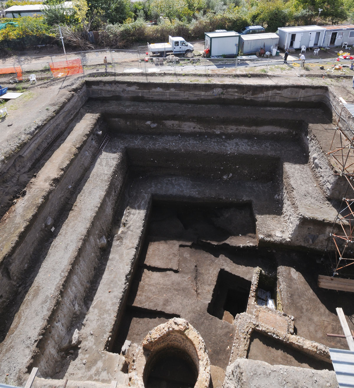 ソンマ・ヴェスヴィアーナ市スタルツァ・デッラ・レジーナ地区に位置する発掘現場の全景。