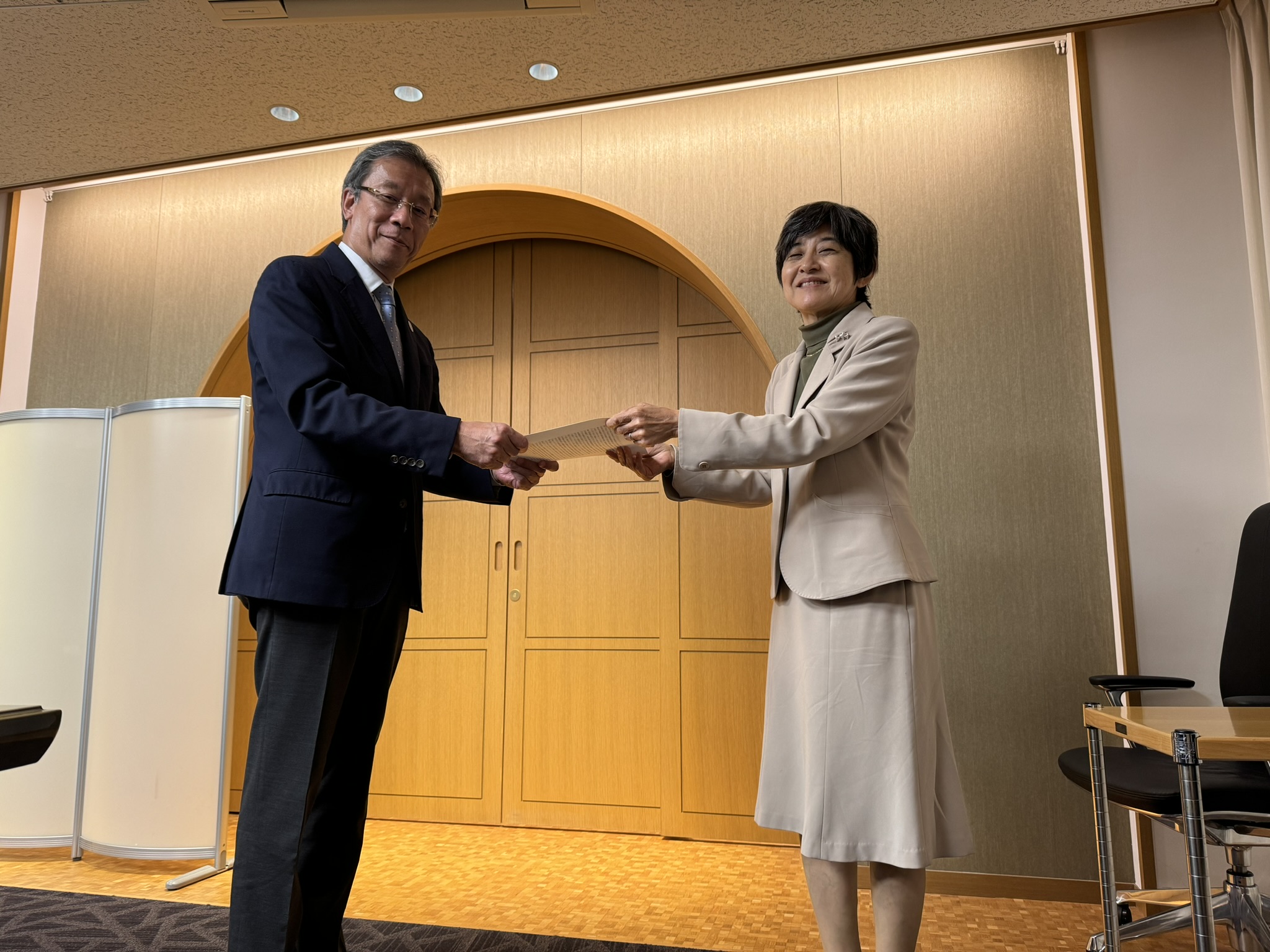 評価結果の手交を受ける藤井輝夫総長
