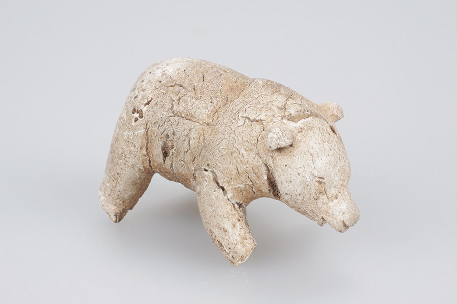 クマを象る遺物の代表例(トドの骨製)