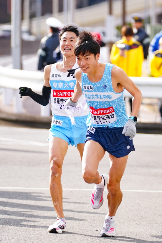 （秋吉選手から古川選手への襷リレー、スポーツニッポン新聞社より提供）