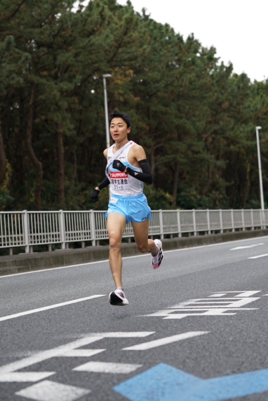 （8区を走る秋吉選手）