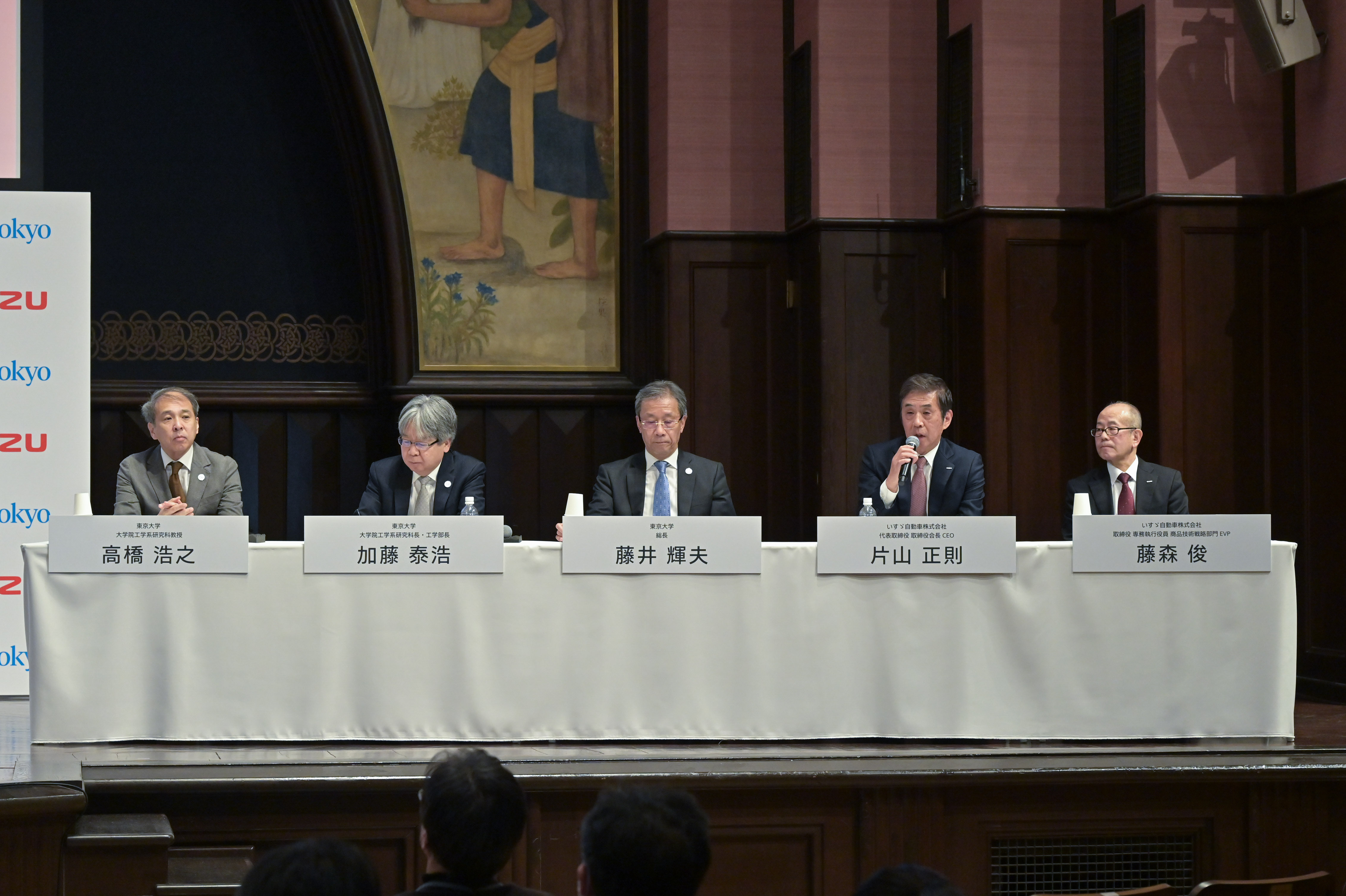 Speakers answer questions from the press