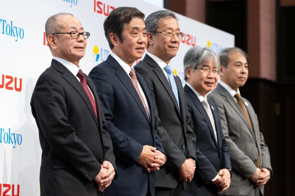 Director of the Board and Managing Executive Officer Fujimori, Chairman and CEO Katayama (Isuzu), President Fujii, Dean Kato, and Professor Takahashi (UTokyo) pose for a commemorative photo. (Photo by Tomohiro Ohsumi / Getty Images for ISUZU)