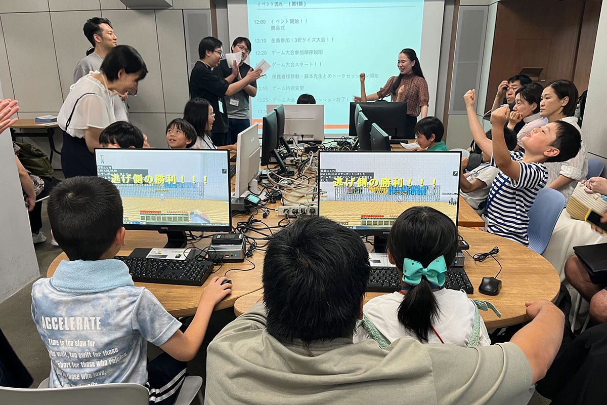「マインクラフト教育版」をプレイする子どもたち