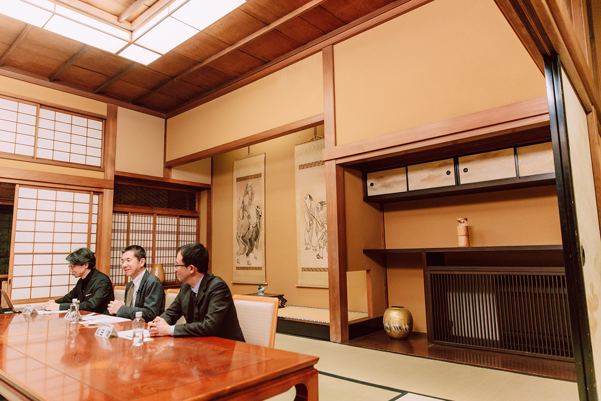 講演後の座談会の様子