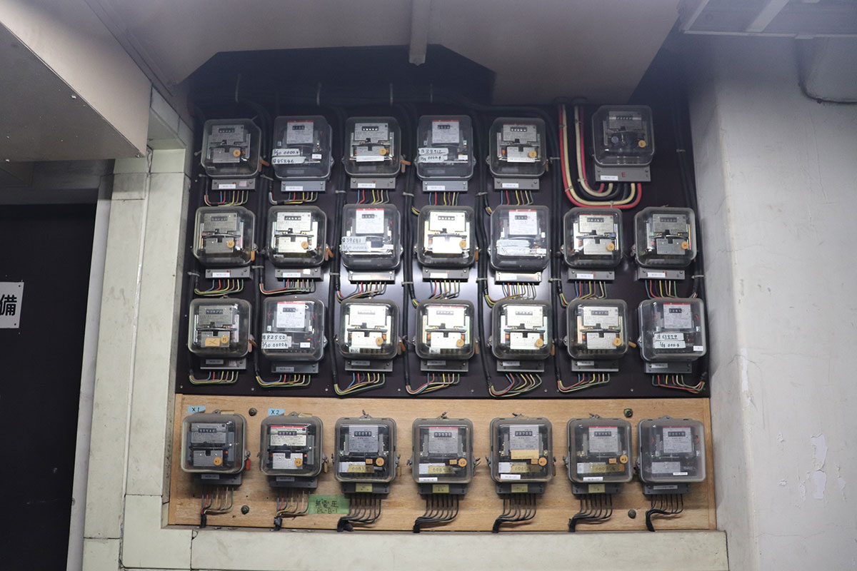 継ぎ足された電気メーター