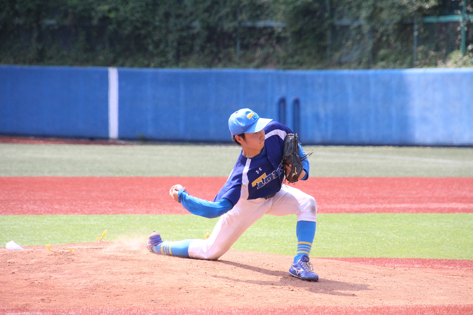 マウンド上でボールを投げている渡辺さん